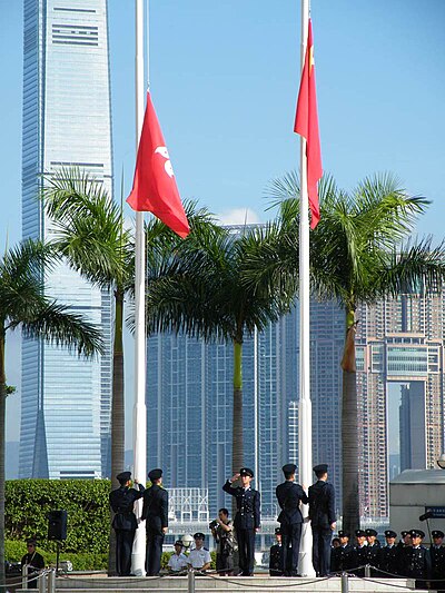 2010年8月26日舉行，為紀念香港旅行團在馬尼拉被挾持事件受害者的升旗儀式，由警察升旗儀杖隊執行