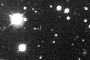 Animation de trois images de la lune irrégulière de Jupiter Harpalyke (S/2000 J 5), prises par David Jewitt à l'aide du télescope Canada-France-Hawaii (CFHT) de 3,6 mètres le 10 décembre 2001. Chaque image a été prise à environ 30 minutes d'intervalle, montrant le mouvement de la lune par rapport aux étoiles et galaxies de fond. La magnitude apparente de Harpalyke est de 23,0.