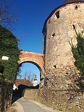 Historischer Teil der Stadtmauer mit Befestigungen