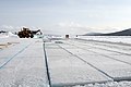 Собирање на лед за изградба на хотелот на реката Торне
