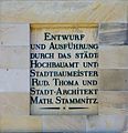 Der Text auf der rechten Seite des Haupttors des Freiburger Hauptfriedhofs (von Friedhof aus gesehen)