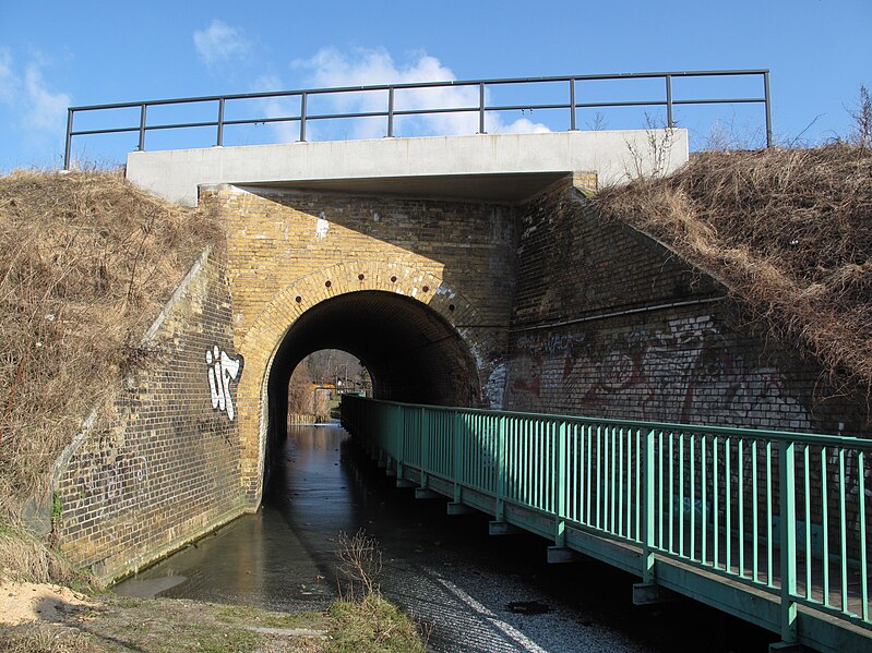 File:Heidekampgraben Berlin 12 Brücke Görlitzer Bahn.jpg