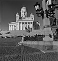 Helsingin_Tuomiokirkko_ja_Senaatintori_-_N213552_-_hkm.HKMS000005-000012sa.jpg