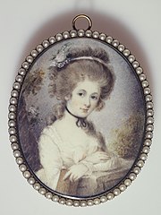 Portrait d'une jeune femme appuyée sur ses bras croisés