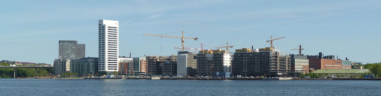 Hornsbergs strand, vy över Ulvsundasjön i maj 2012. I vänstra delen av bilden syns tvillingtornen för Kungsholmsporten och i mitten höghuset i kvarteret Lusten. Byggarbetena är avslutade sedan år 2014.