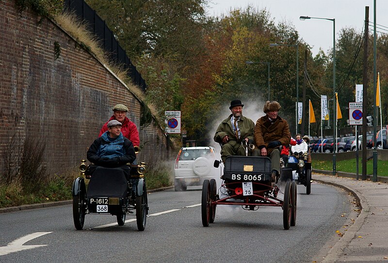 File:Humber 1904 and Mobile 1900 on London to Brighton VCR 2011.jpg