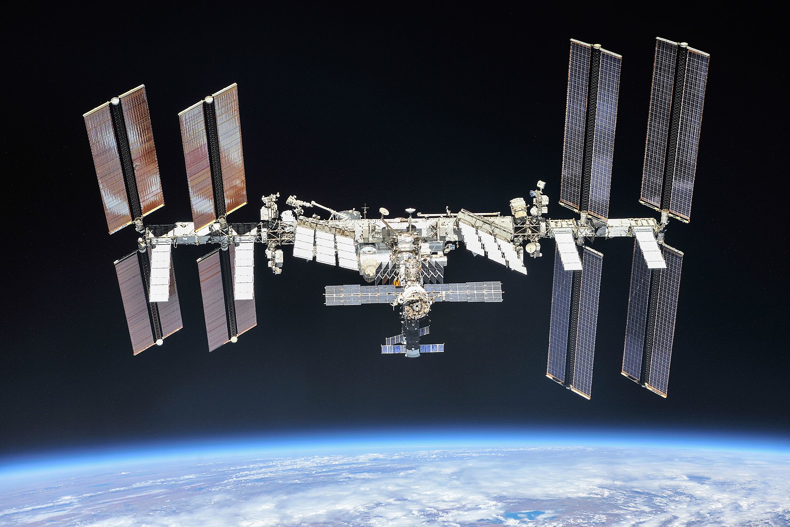 Как называется российская космическая станция. Орбитальная станция МКС. Международная Космическая станция МКС фото. Крикалёв МКС 1998. МКС вид сбоку.