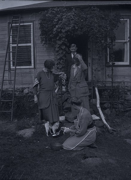 File:Ilse Frank koos kaaslastega kassile pannilt kaussi süüa tõstmas - Ilse Frank with friends serving food from fying pan to a cat bowl (15921209001).jpg