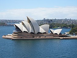 Tel un grand voilier arrivant à quai, l'Opéra de Sydney imaginé par le danois Jørn Utzon.