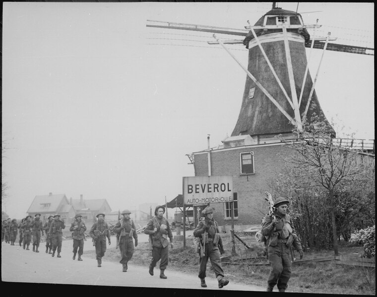 File:Infantry of the Regiment de Maisonneuve moving through Holten to Rijssen, both towns in the Netherlands. 9 April... - NARA - 541913.tif