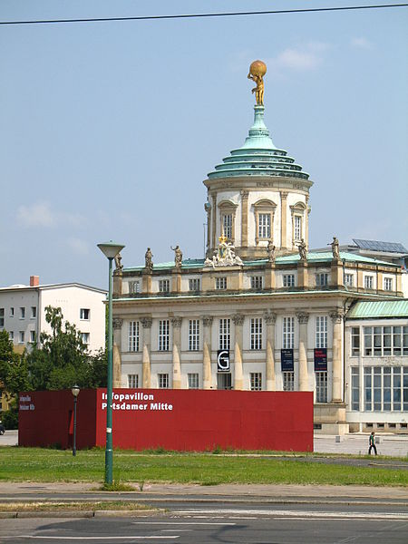 File:Infopavillion mit Altem Rathaus.jpg