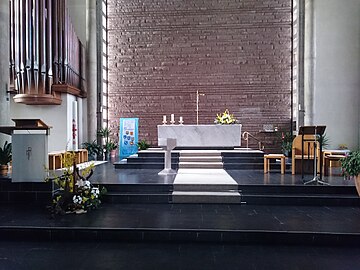 Saint-Michelin kirkon sisätilat, näkymä alttarille