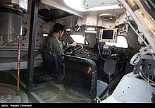 Innenansicht des Heidar-7, zu sehen ist der Bildschirm der fernbedienbaren Waffenstation