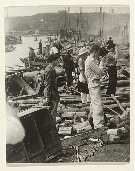 File:Joris Ivens, John Fernhout en Robert Capa aan het werk in Hankow, China, RP-F-2012-139.jpg