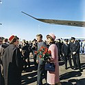 Präsident Kennedy mit seiner Frau bei der Ankunft in Dallas, 22. November 1963