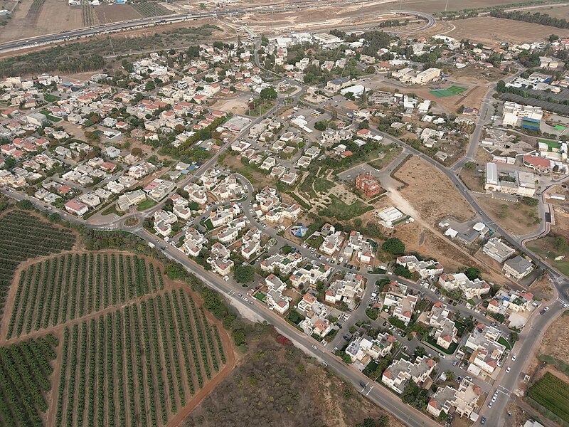 File:Kfar Chabad Aerial photo (2).jpg