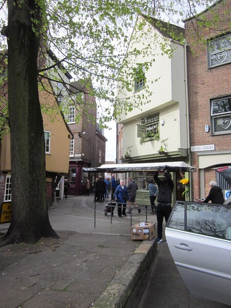 File:Kings Court Entrance to The Shambles York - geograph.org.uk - 5354295.jpg