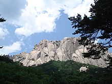 A view of Mount Seorak Korean.Seoraksan-Ulsanbawi-01.jpg