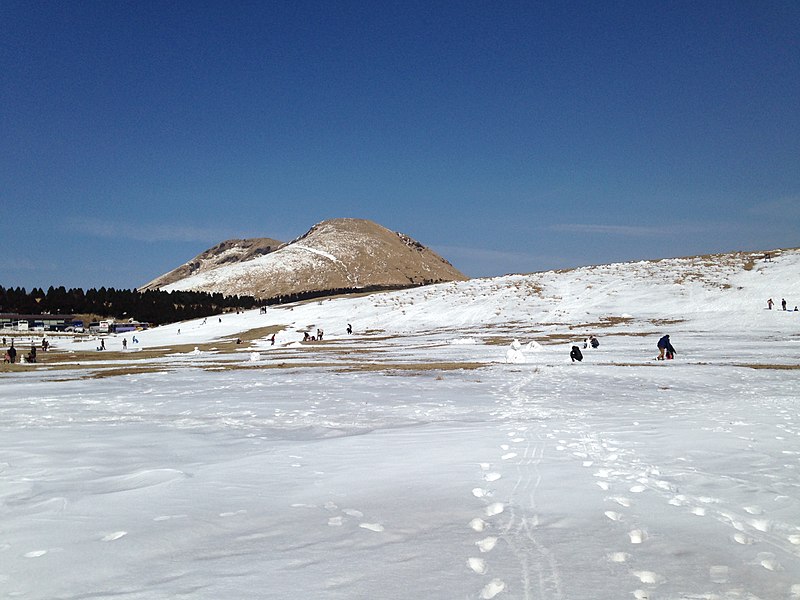 File:Kusasenrigahama of Mount Aso 20140223.JPG