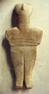 Un idol cicladic din Muzeul Arheologic din Heraklion, în Creta