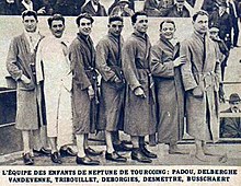 Schwarzweißfoto der Mannschaft von Neptune de Tourcoing aus dem Jahr 1925. Zu sehen sind sieben Herren in Bademänteln, von denen nur zwei barfuß sind.