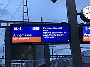 Panneau électronique d’une gare à Genève affichant que le Léman Express de 16:48 pour Annemasse est supprimé.