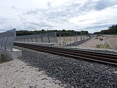 À proximité de la bifurcation de Villers-les-Pots. Les voies 1 et 2 de la LGV passent sous le PRA de la ligne de Gray à Villers-les-Pots. On aperçoit les signaux « baissez pantos » de la section de séparation 25 kV/1,5 kV.