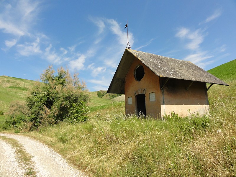 File:La chiesina in mezzo al nulla - panoramio.jpg