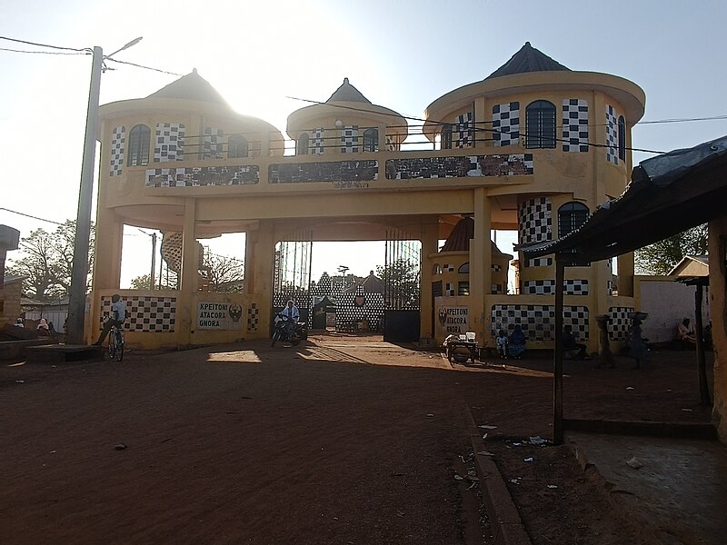 File:La guérite principale du palais royal de Djougou.jpg