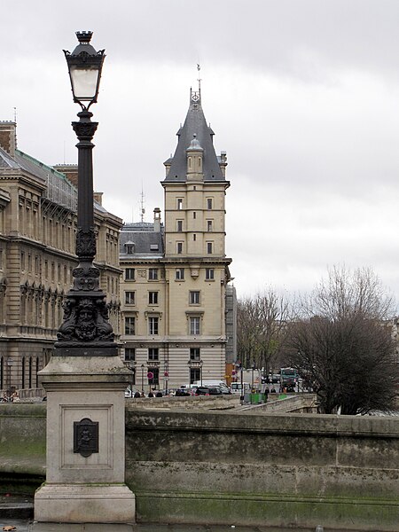 File:Lamp posts of the Pont Neuf (45).jpg