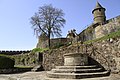 Le château de Fougères - Le puit en avant plan.JPG