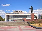 Ukrainalainen teatteri Leninin patsaan taustalla Simferopolissa.