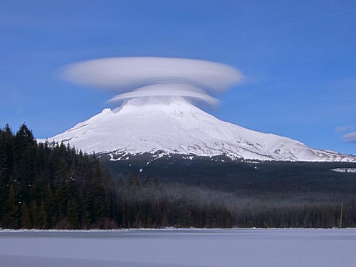 Лентикулярные облака. Линзовые облака в Якутии. Лентикулярные (линзовидные) облака, горные районы. Лентикулярные облака над горой Фудзи. Лентикулярное облако над горой Ринджани (Индонезия).