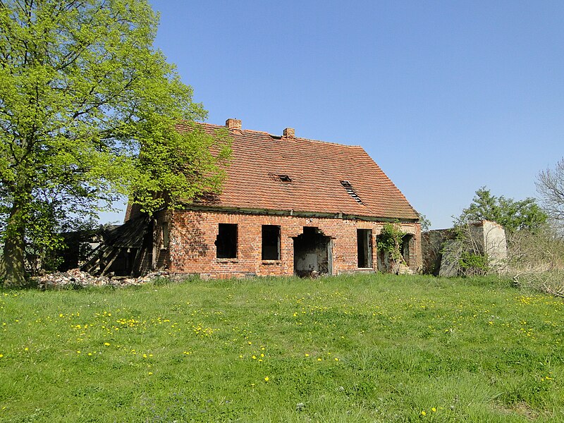 File:Lindow Ruine neben Gutshaus 2011-05-06 331.JPG