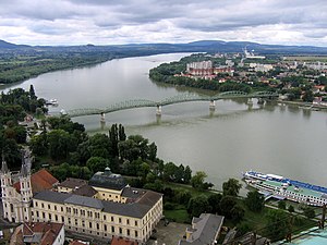 Mária Valéria-bron sedd från katedralen i Esztergom.
