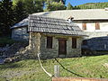 ancienne école du vallon de Laverq, à Méolans-Revel (Alpes-de-Haute-Provence). Un des murs appartenait à une chapelle