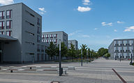 Deutsch: Das Justizzentrum Wiesbaden in der Mainzer Straße beherbergt verschiedene Gerichte, darunter das Amts- und Arbeitsgericht. English: The Judiciary Center in Wiesbaden in der Mainzer Straße hosts several courts.