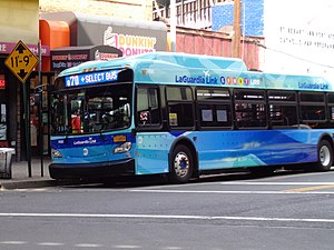 Ein Q70 SBS-Bus in LaGuardia Link-Lackierung mit Halt in Woodside, Queens