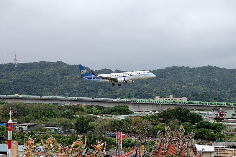 File:Mandarin Airlines Embraer ERJ 190 B-16825 on Final Approach at Taipei Songshan Airport 20150321a.jpg