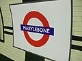 Logo della Metropolitana sulla piattaforma della Bakerloo line