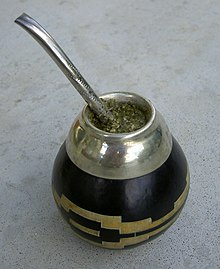 Mate y termo en el campo de argentina, una bebida cultural tipica de  sudamerica Stock Photo