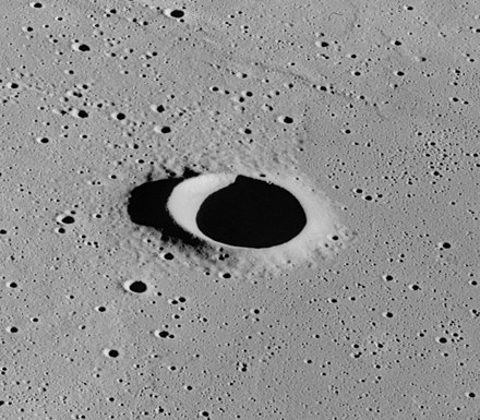 Oblique Apollo 15 image McDonald crater AS15-M-1554.jpg