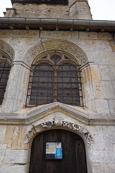 File:Menilles Eure eglise vue laterale.jpg