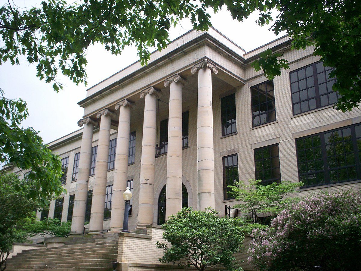 https://upload.wikimedia.org/wikipedia/commons/thumb/8/8f/Merrill_Hall_2.jpg/1200px-Merrill_Hall_2.jpg