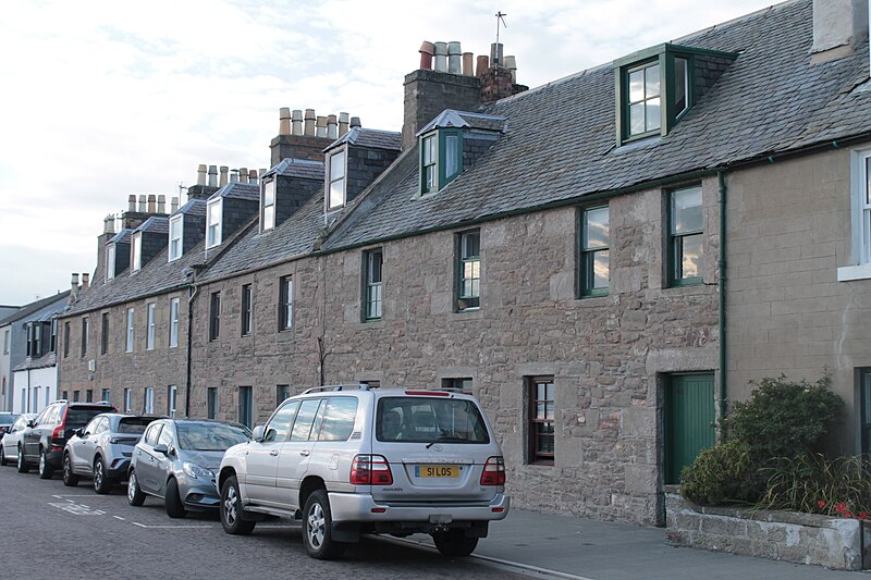 File:Mid 18th century houses on Fisher Street, Broughty Ferry.jpg