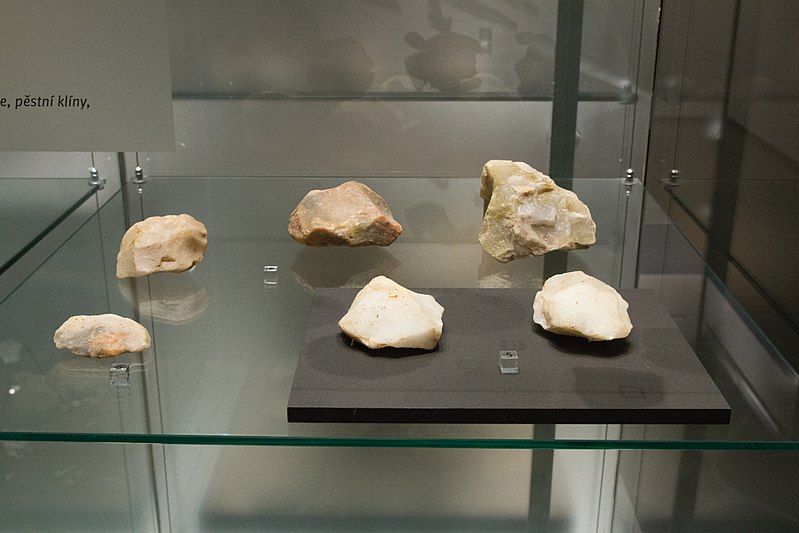 File:Middle Paleolithic tools, Museum of Western Bohemia in Pilsen, 187664.jpg