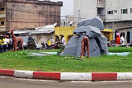 Monument de la Biche à la rivière au Carrefour Ciné Concorde Cotonou.