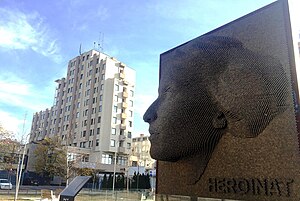 Monumenti Heroinat, Prishtine 2.jpg