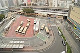 Blick auf den östlichen Busbahnhof, hinten der Bahnhof Keikyū Tsurumi