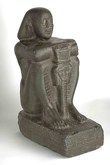 Museo Arqueológico Nacional - 2014 - Estatua de Harsomtus em: llä on 01.jpg